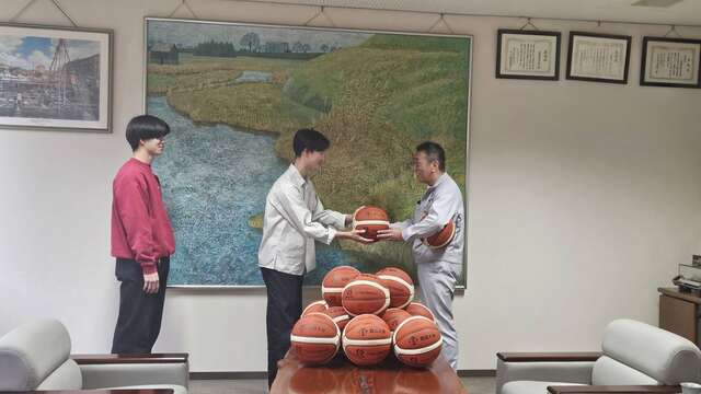 贈呈の様子 (1).jpg